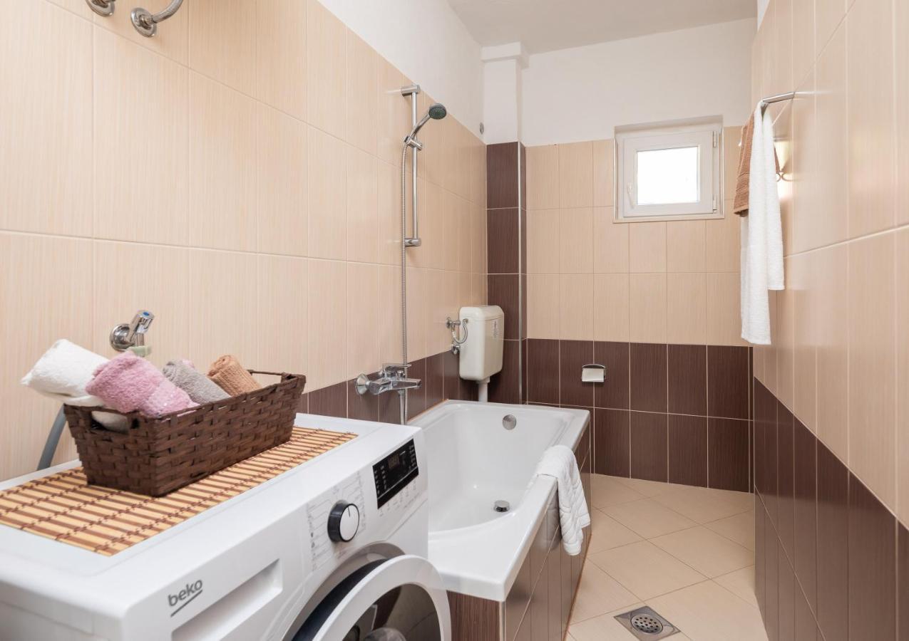 Apartment Beba Dugi Rat Eksteriør billede